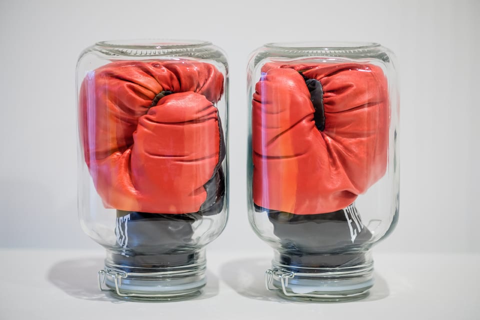 دستکش های بوکس در شیشه های حبوبابت
